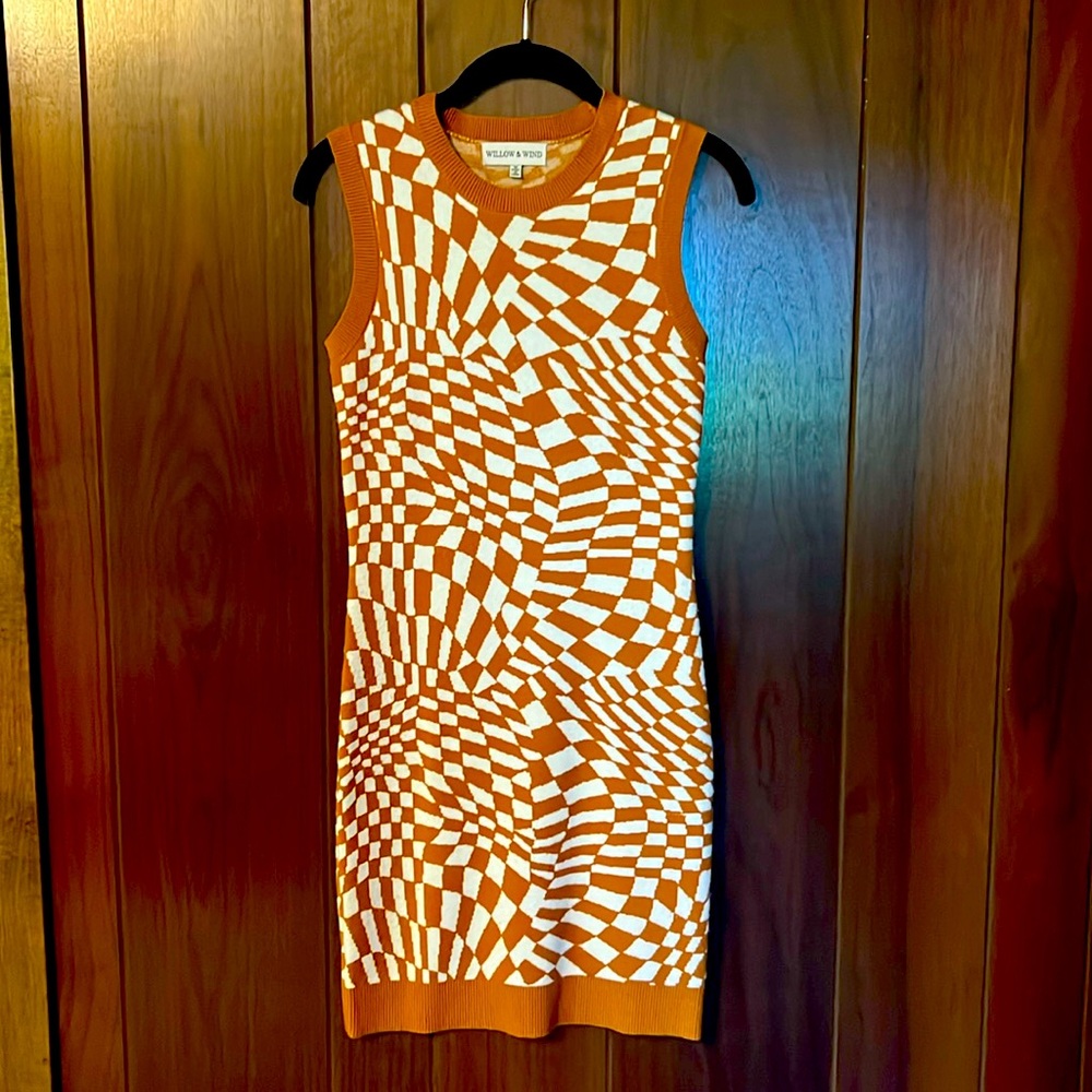 Retro dress with keyhole back